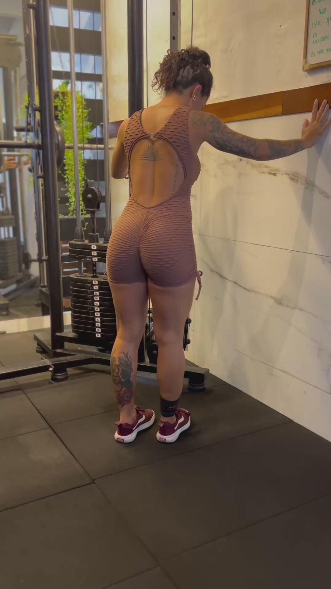 MONO CORTO BROCADO CROSS MARRÓN (fruncido)