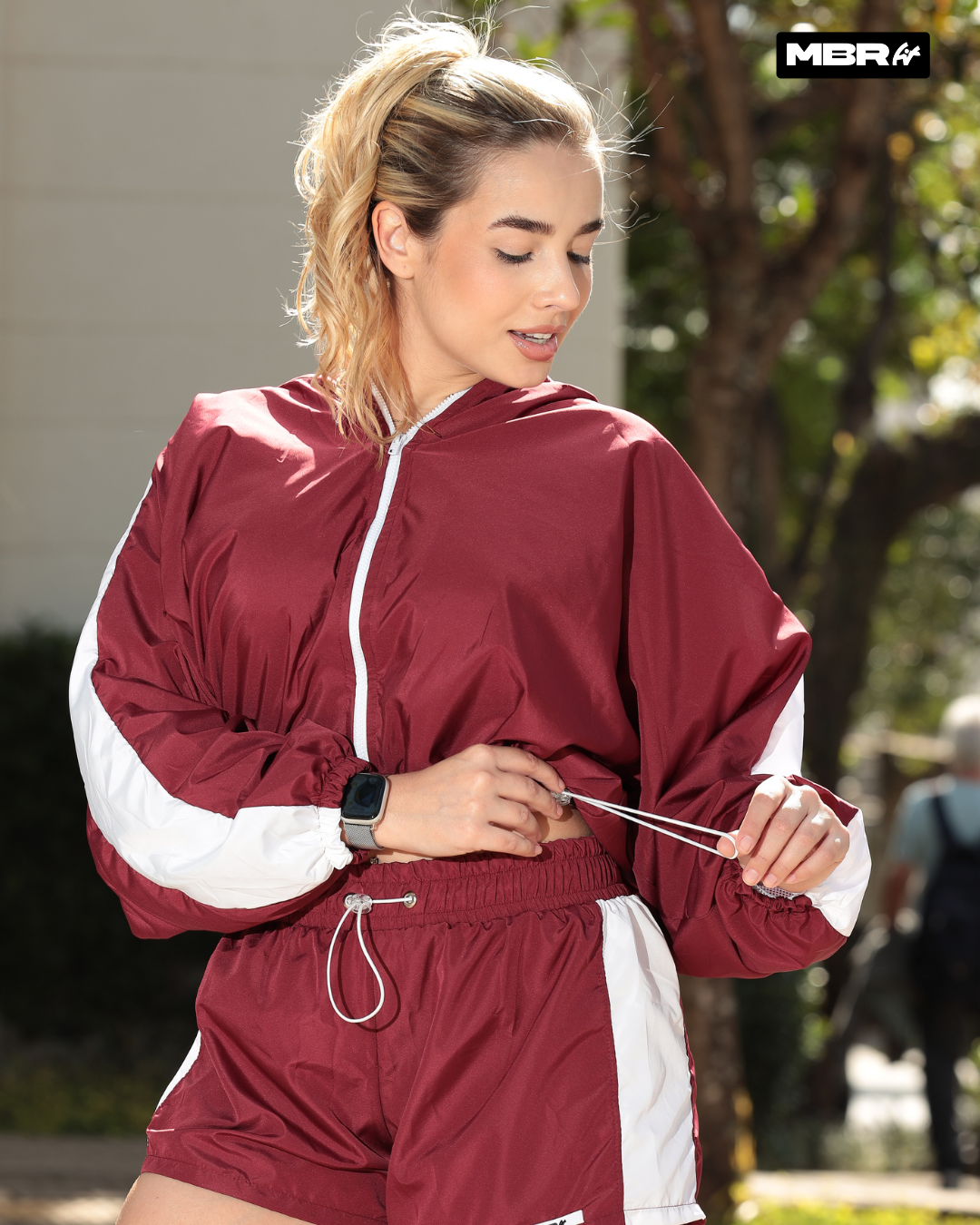 CHAQUETA RUN CORTA VIENTO CEREZA