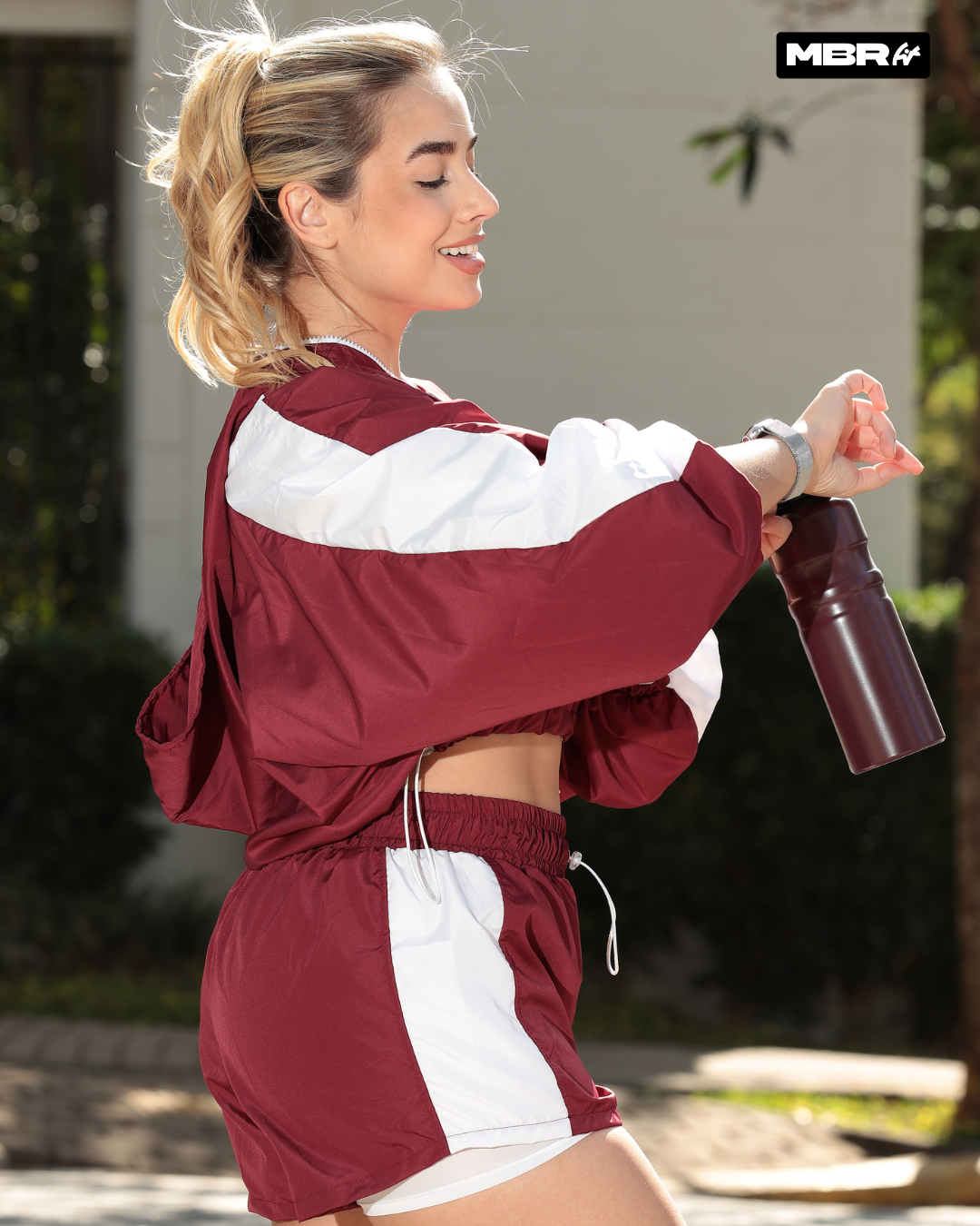 CHAQUETA RUN CORTA VIENTO CEREZA