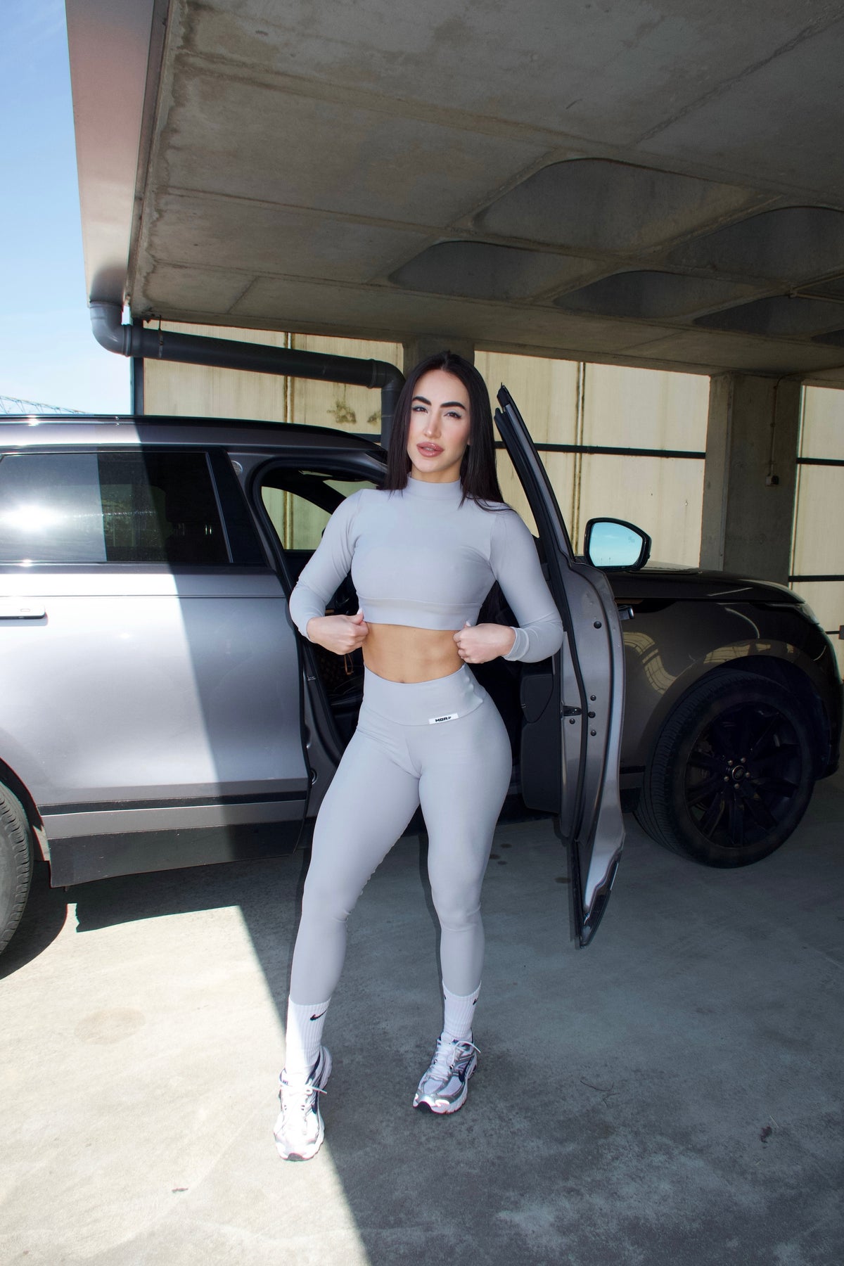 Cropped manga larga gris