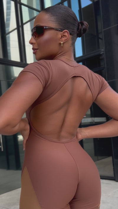 MONO CORTO MANGUINHA TELA MARRÓN (regular)